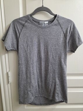 Activewear: Women's Short-Sleeve Performance Tee in Heather Gray
